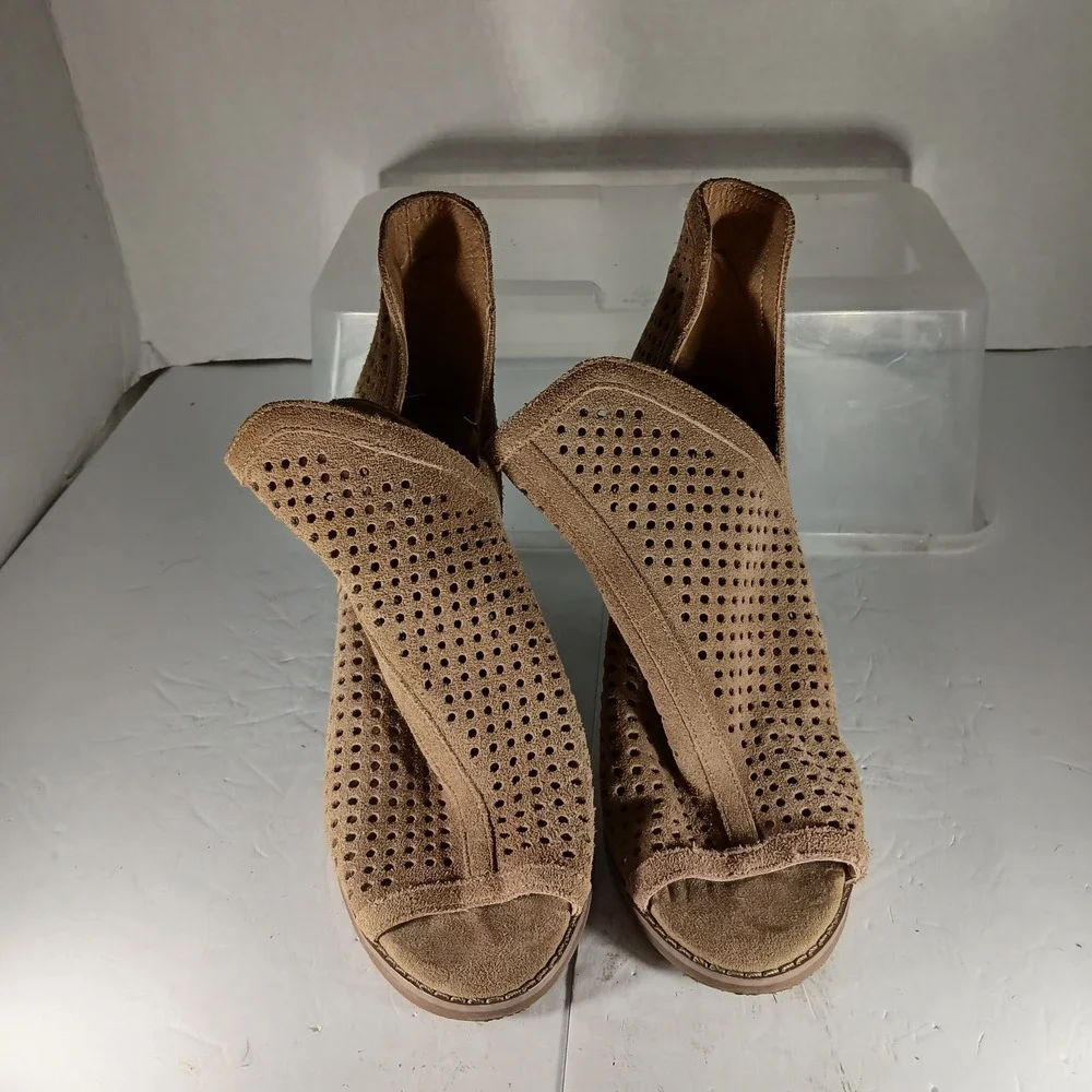 Lucky Brand Larise Booties 6M Tan Suede Perforated Peep Toe Block Heel Boho Chic